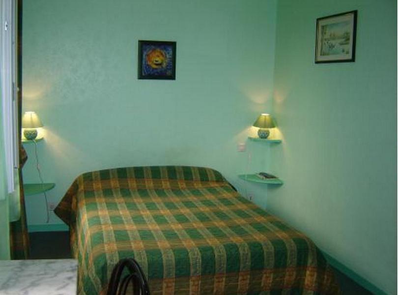 Hotel Restaurant Du Lion D'Or Chateau-Chinon Room photo